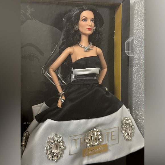 💎 BARBIE MARIA FELIX DOLL SIGNATURE, BLACK AND WHITE DRESS WITH SNAKE JEWELRY - Picture 10 of 12